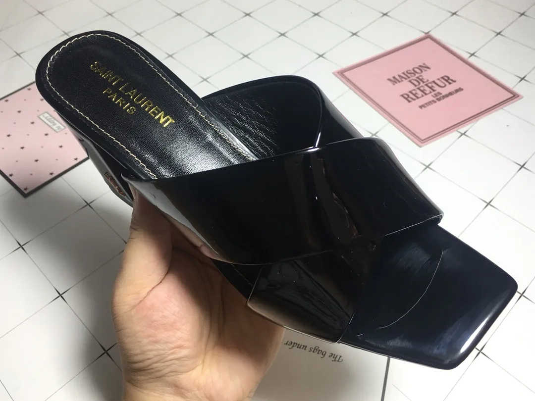 👟👟Ex-factory price 340👟👟 Genuine leather base +40 7CM heel cow patent leather series. 2018 Saint Laurent YSL’s strongest new cross-strap slippers are available in two heel heights. They are 7CM and 9CM respectively. The fabric is made of cowhide. The lining is made of first-layer sheepskin. Size: 34-41 (size 42 can be customized). It is very stable when walking and does not lose its heel.